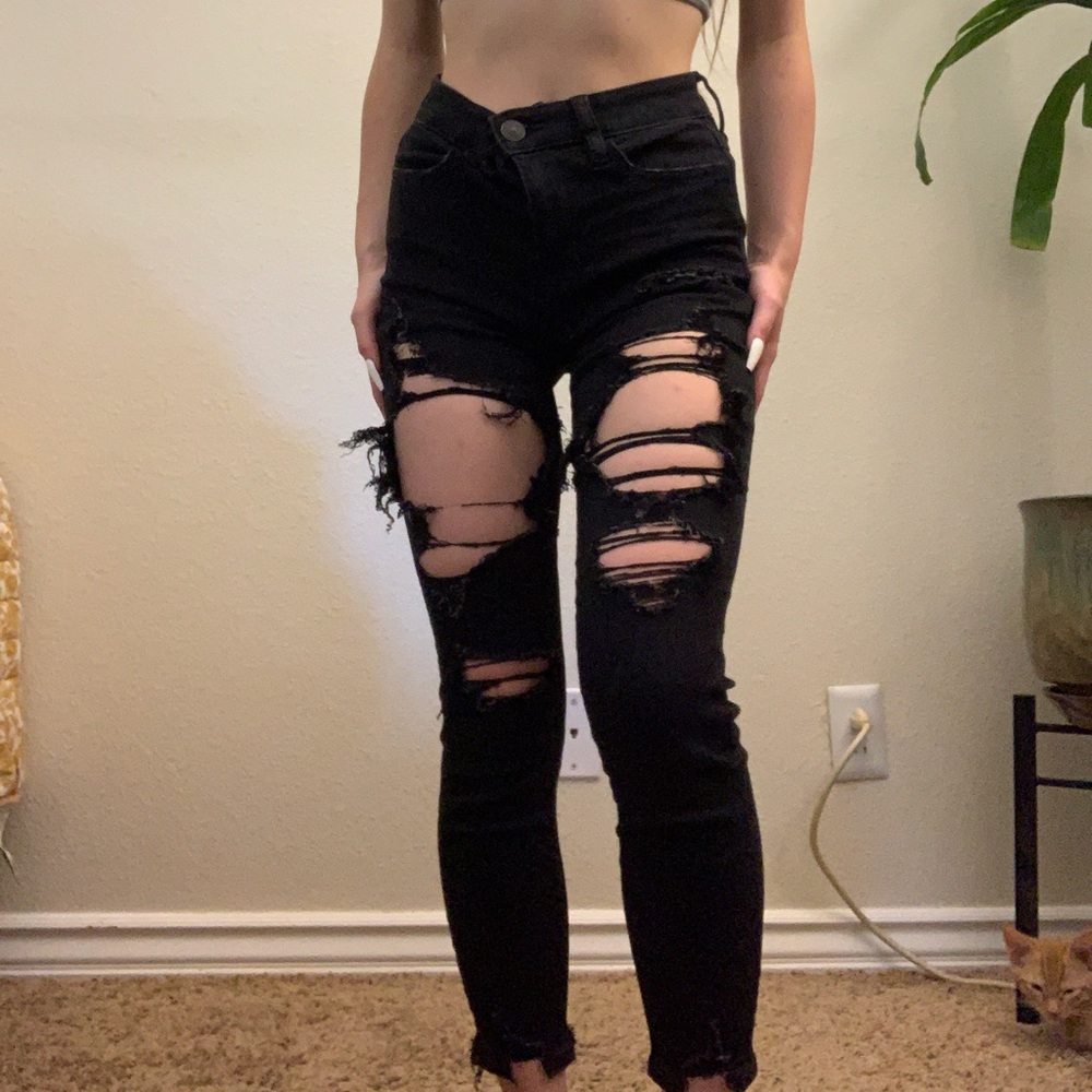 AMERICAN EAGLE BLACK RIPPED JEANS